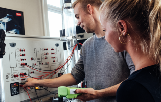 SDU-institutleder rækker ud til industrien: Sådan kan vi sammen sikre kompetencer og udvikling