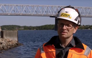 Helgi styrer projekter i hele landet