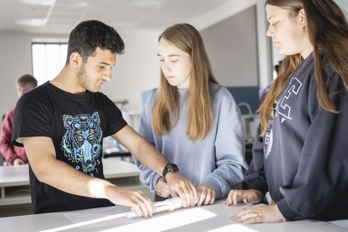 Elever fra Rosborg Gymnasium i fuld gang med deres opgave under brobygningsbesøget på IBA i Kolding