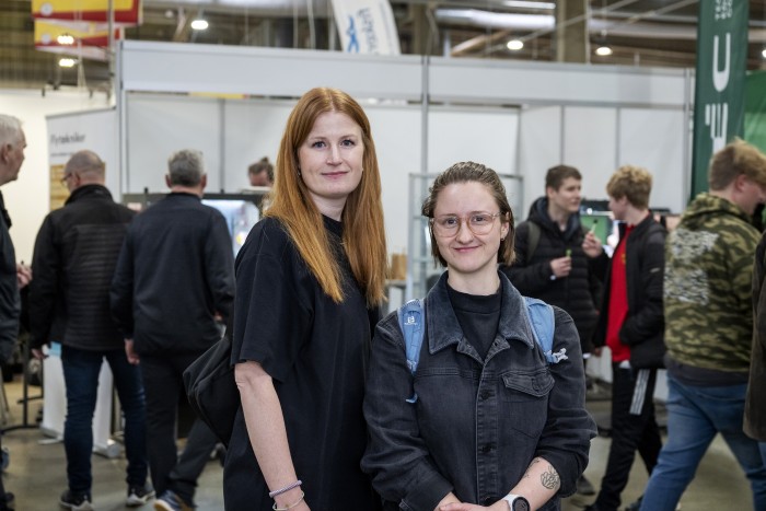 Kirsten Nøhr (t.v.) og Christina Sigurdsson var på Skills for at blive klogere på, hvilken fagretning, de skulle vælge på deres snedkeruddannelse. Fotos: Maria Tuxen Hedegaard